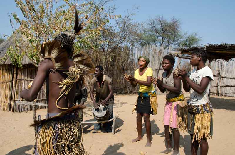 48 - Namibia - poblado Kavango - hombres y mujeres Kavango bailando